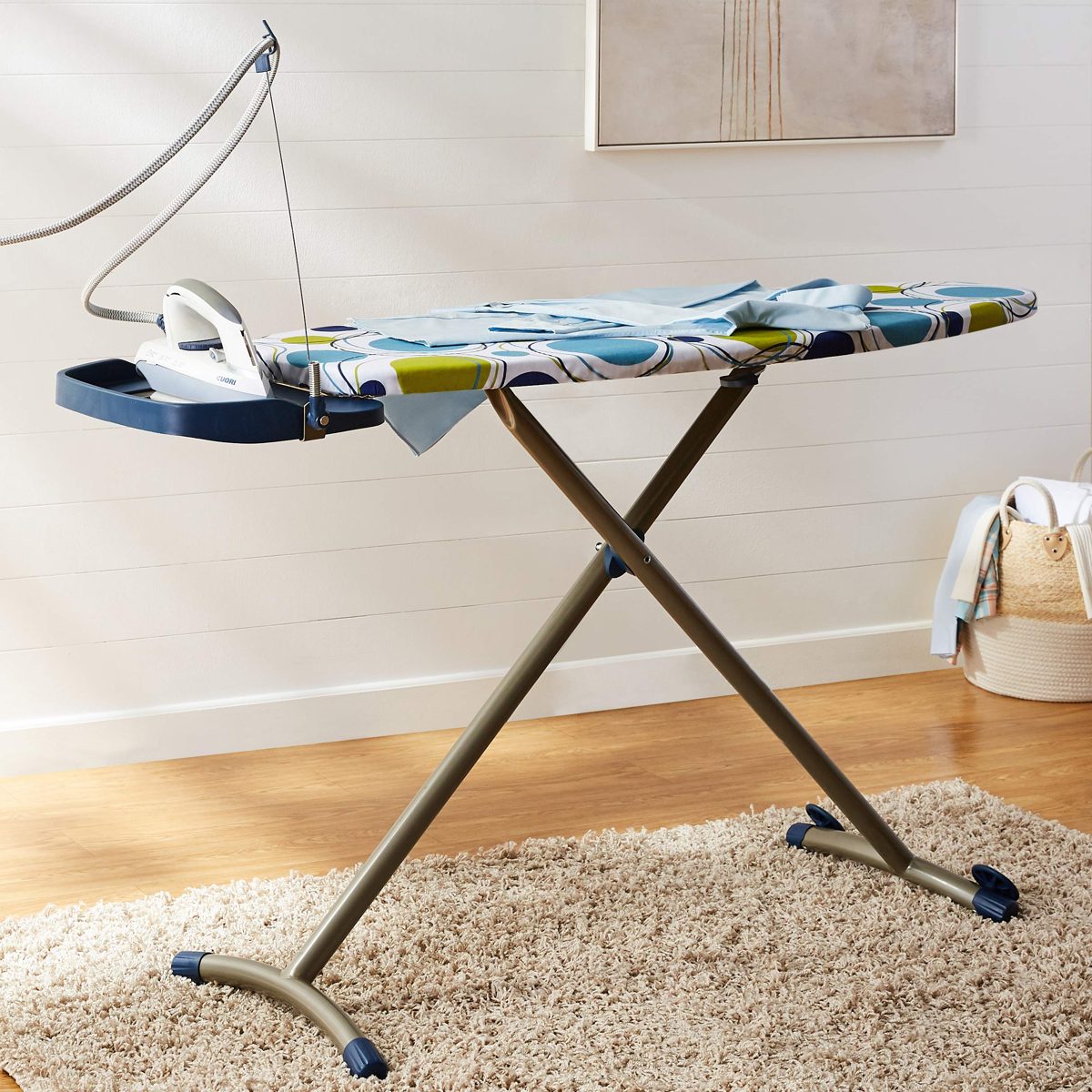 AmazonBasics Ironing Board, Large, 122 x 43 cm, with Iron Rest Plate, White