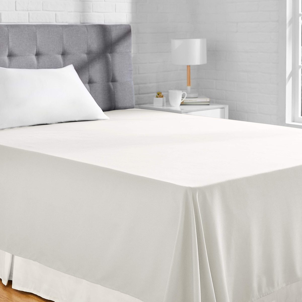 AmazonBasics Microfiber Flat Sheet, 275 x 275 + 10 cm - Cream