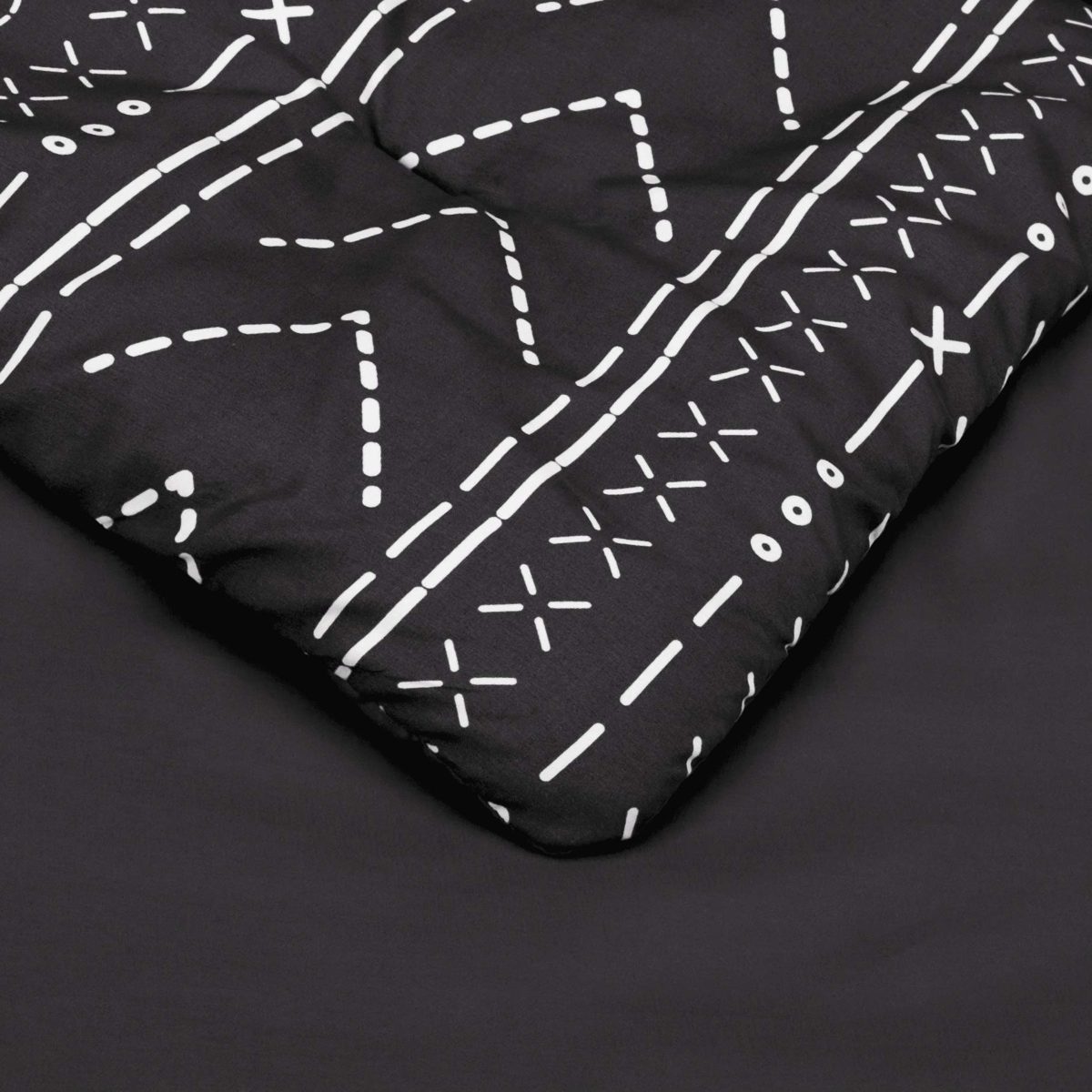 AmazonBasics College Dorm Bed-in-a-Bag with Elastic Storage Pockets - Twin/Twin XL, Black Dotted Stripe