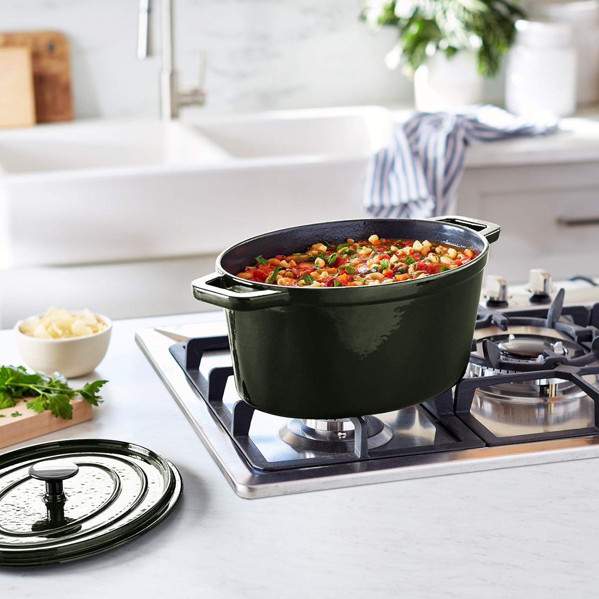 AmazonBasics Premium Enameled Cast Iron Oval Dutch Oven, 6.3-Quart, Deep Hunter Green