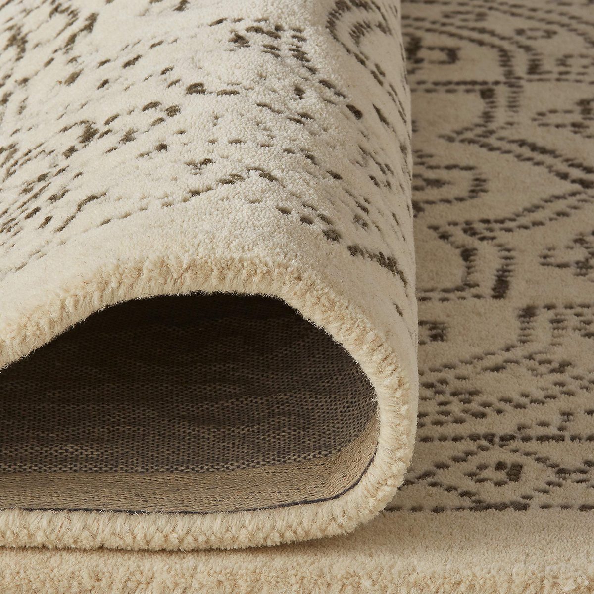 Amazon Brand – Stone & Beam Contemporary Floral Medallion Wool Area Rug, 5' x 8', Grey on Ivory