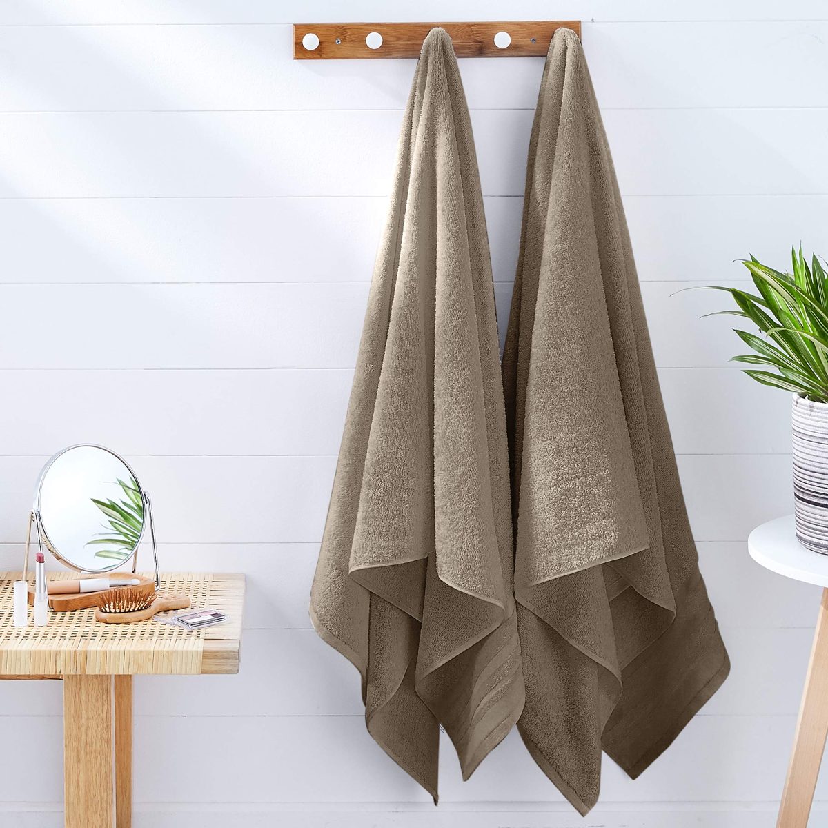 AmazonBasics Cosmetic Friendly Bath Towel 4-Pack, Cocoa Powder