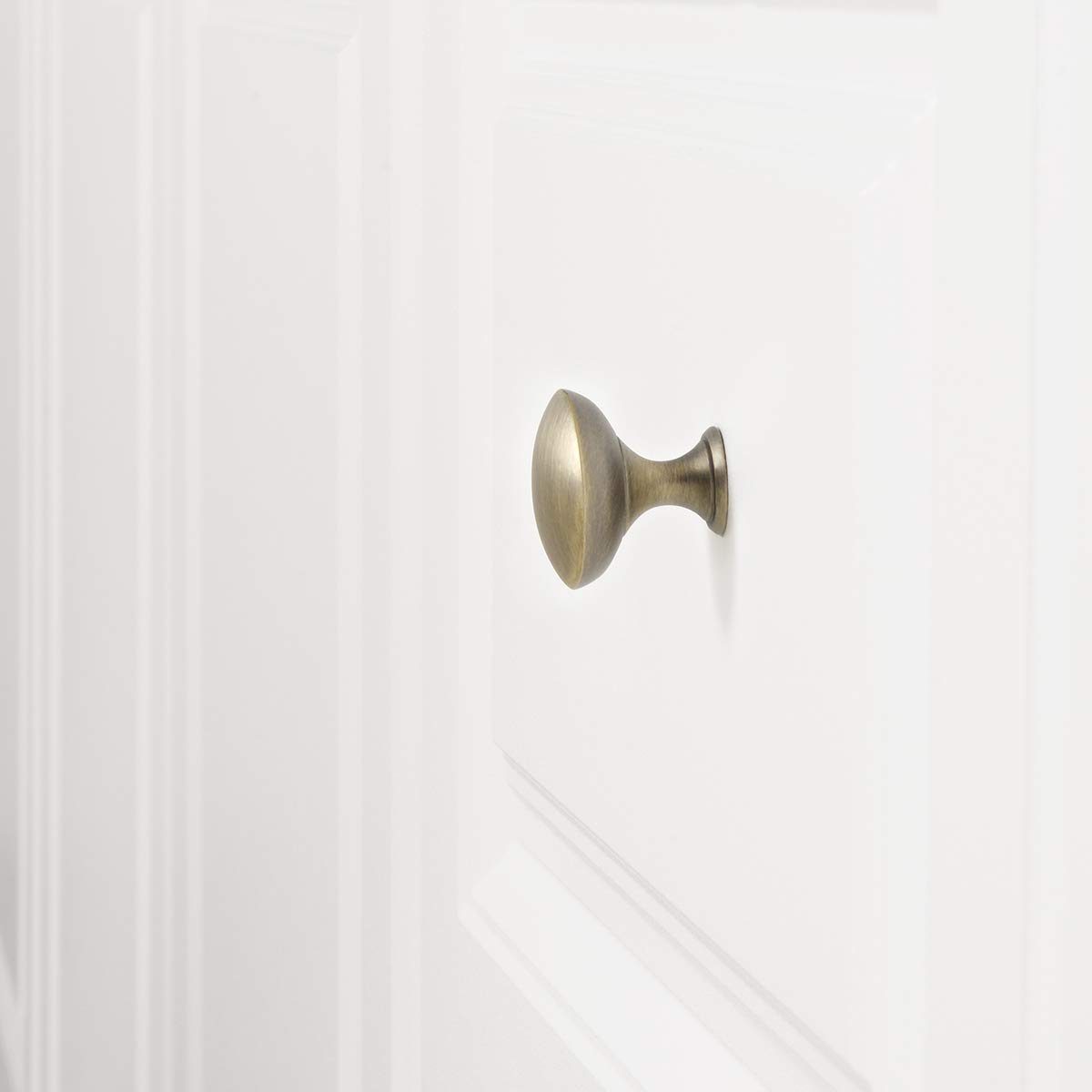 AmazonBasics Round Cabinet Knob, 1.18" Diameter, Antique Brass, 25-Pack