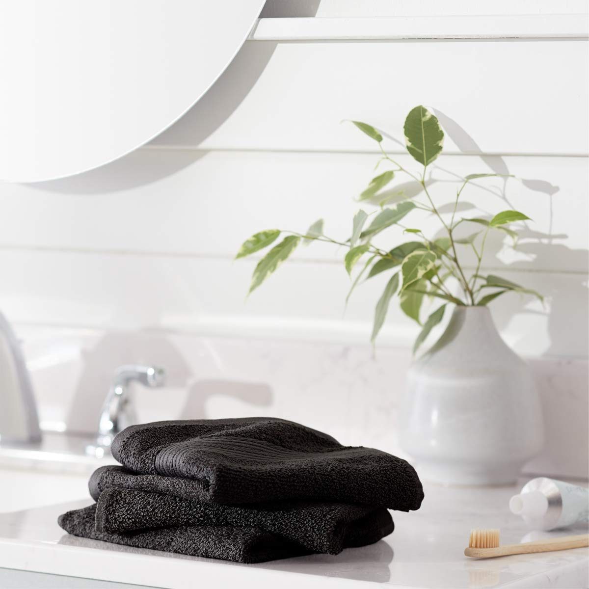 AmazonBasics Fade Resistant Towel Set