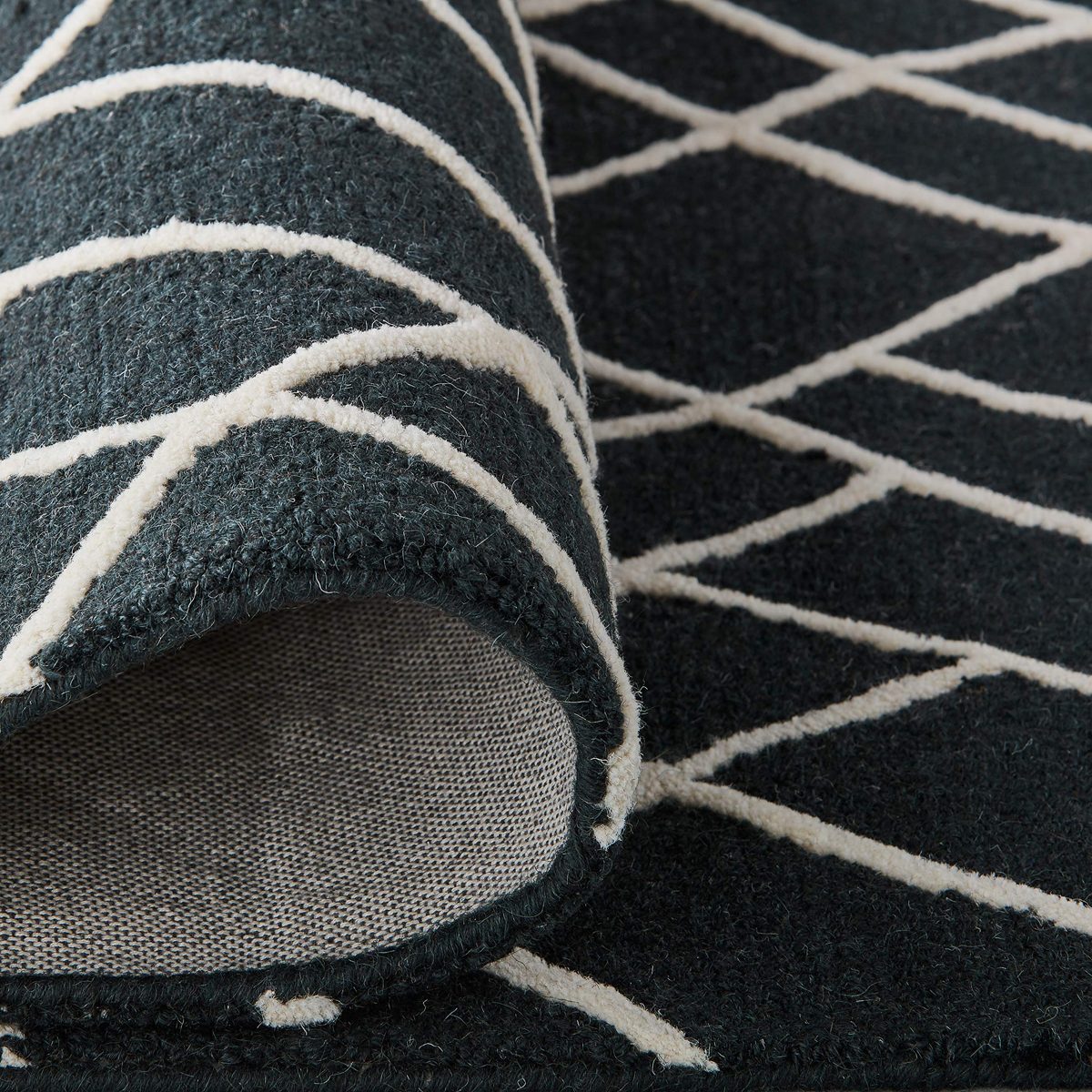 Amazon Brand – Rivet Wool Rug, 8' x 10', Black, White