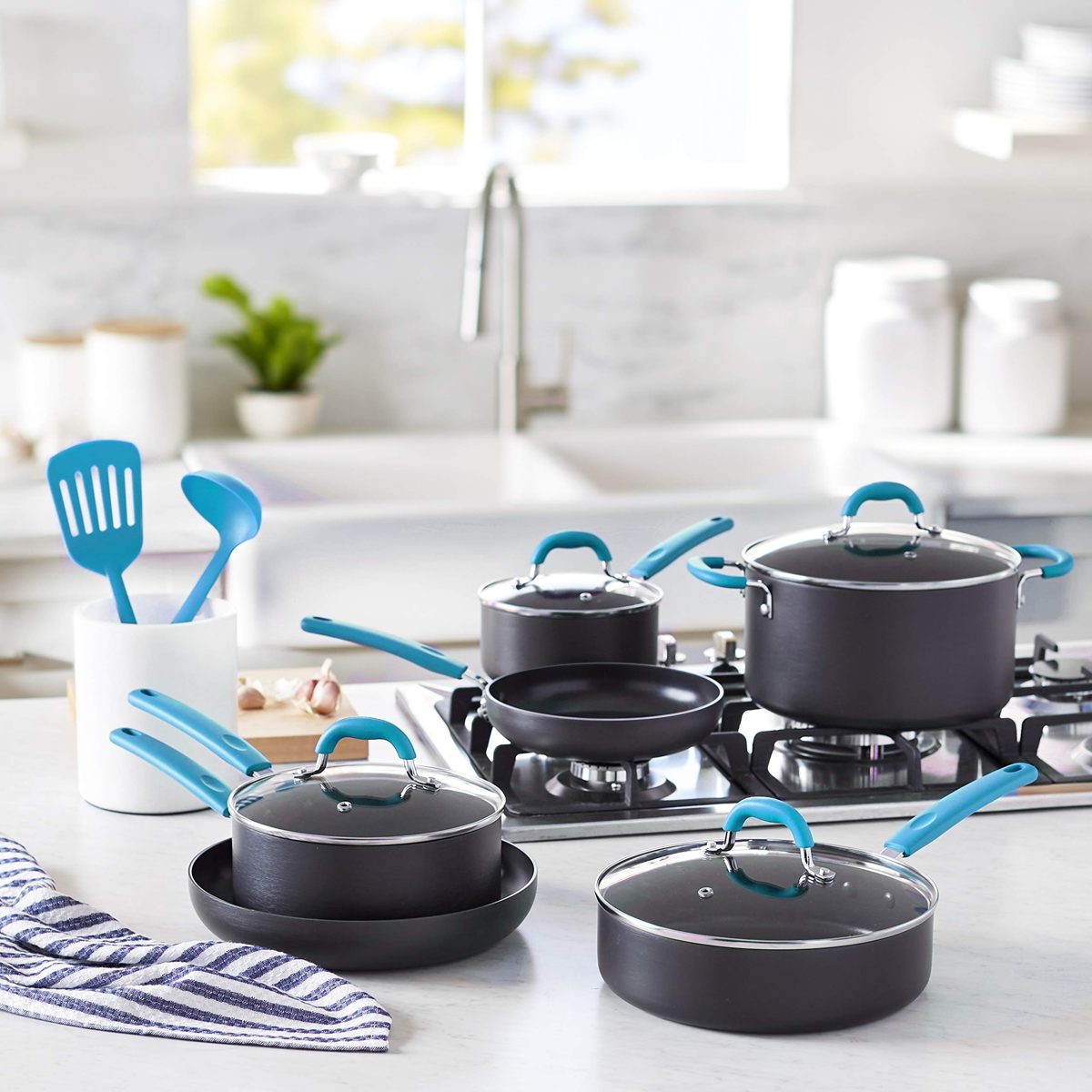 AmazonBasics Hard Anodized Non-Stick 12-Piece Cookware Set, Turquoise - Pots, Pans and Utensils