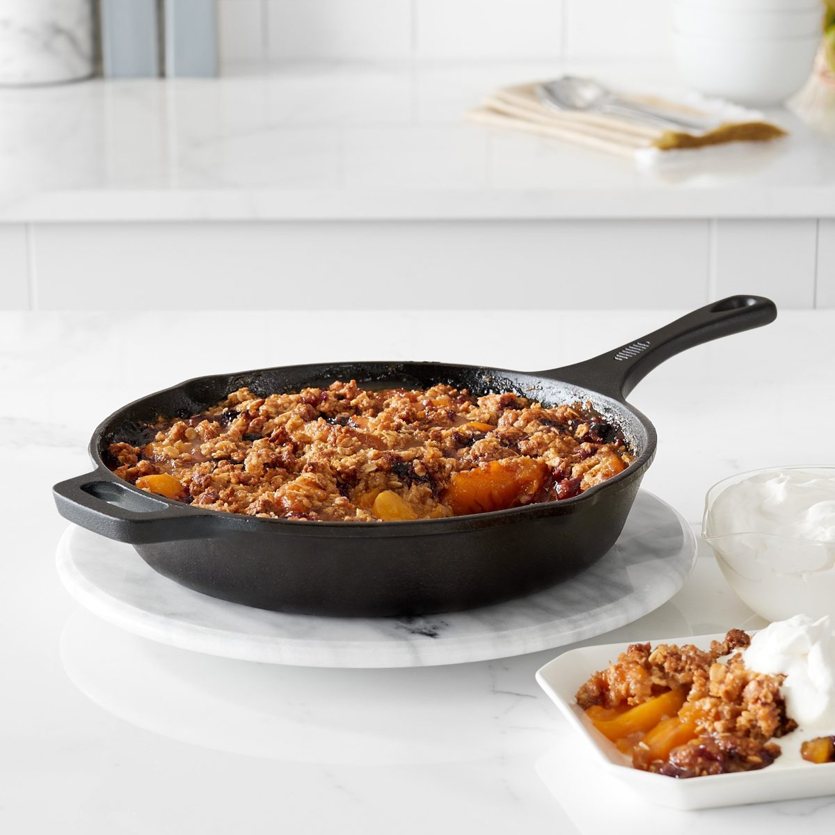 AmazonBasics Pre-Seasoned Cast Iron Skillet - 26 cm