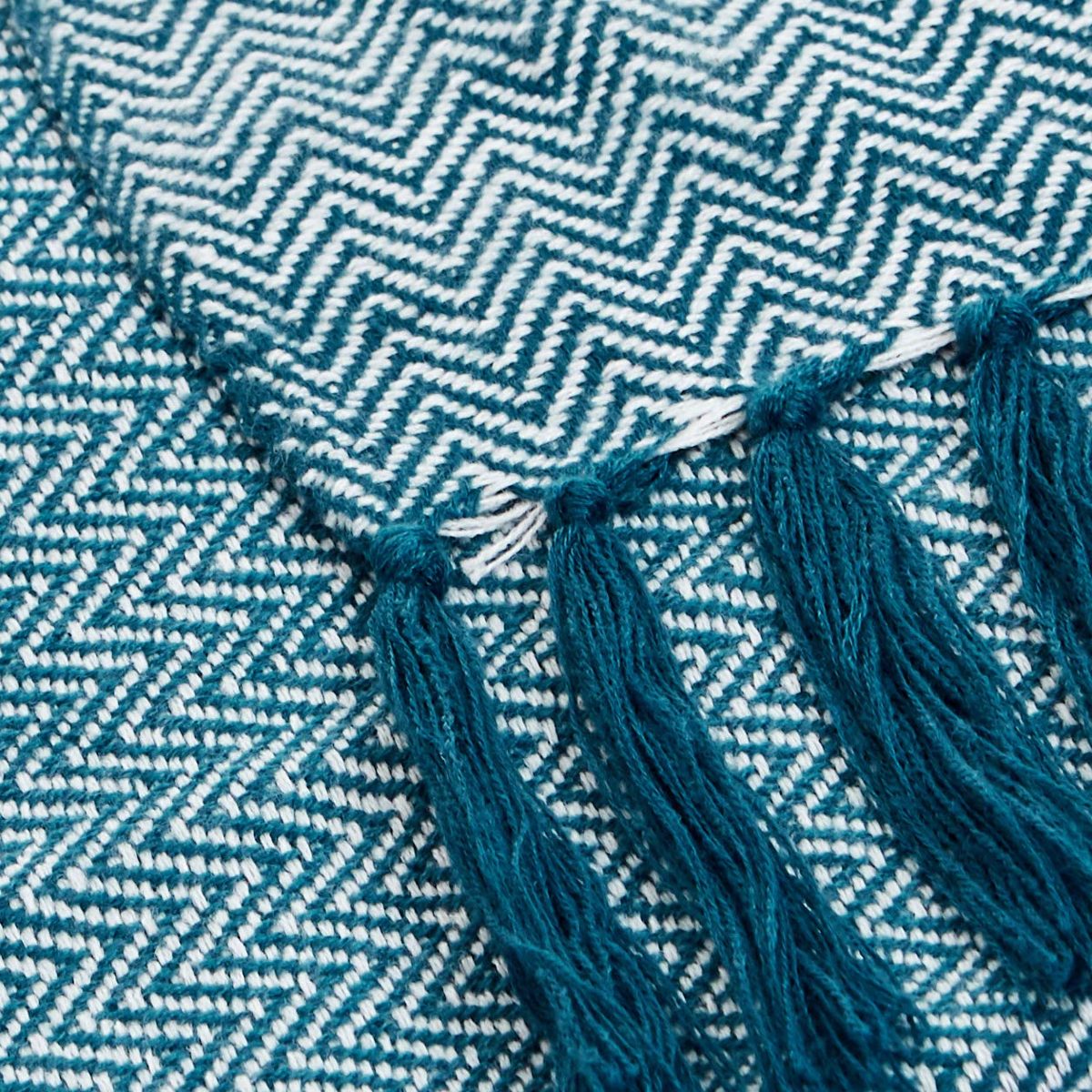 AmazonBasics Herringbone Knitted Fringed Blanket