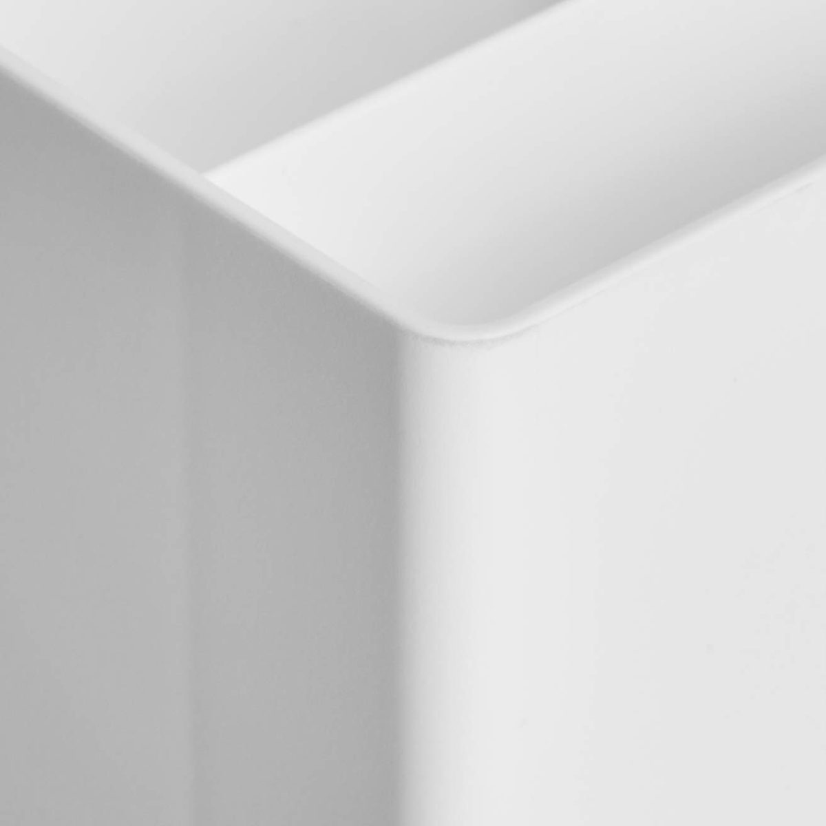 AmazonBasics Plastic Organizer - Pen Cup, White