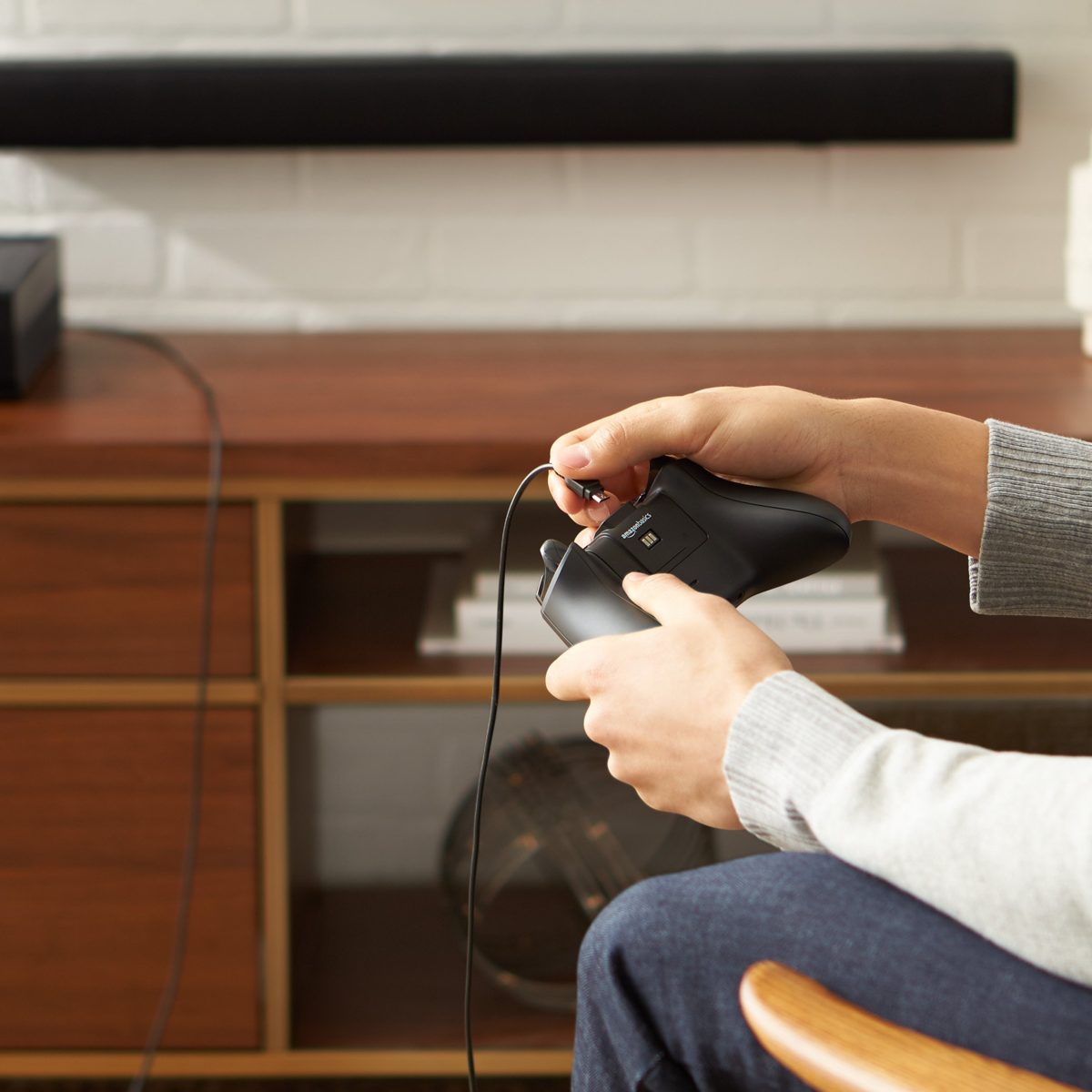 AmazonBasics Play & Charge Kit for Xbox One