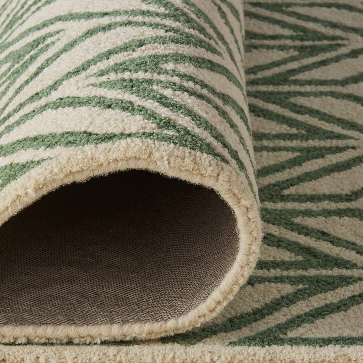 Amazon Brand – Rivet Contemporary Handtufted Cotton-and-Wool Rug with Geometric Feathered Pattern, 5' x 8', Green and Cream