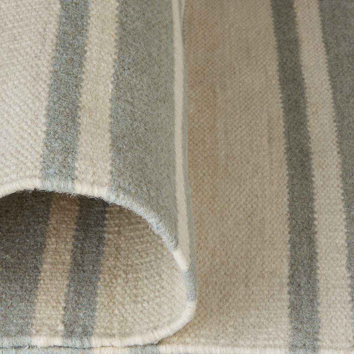Amazon Brand – Stone & Beam Los Altos Striped Dhurrie Farmhouse Area Rug, 5' x 7' 6", Blue and Ivory