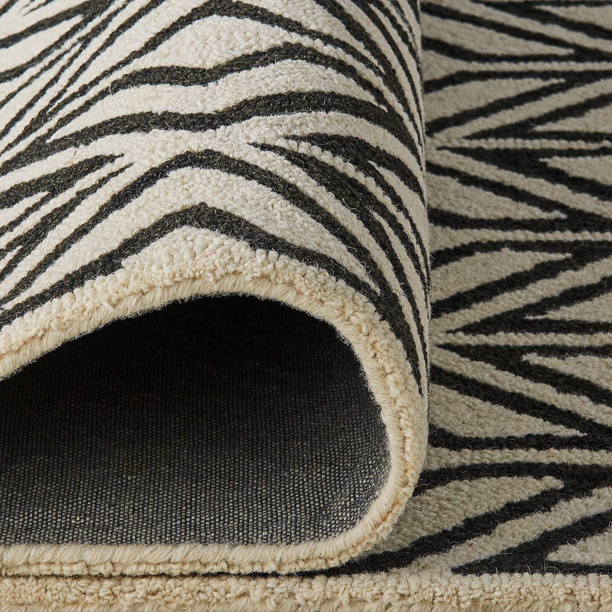 Amazon Brand – Rivet Contemporary Handtufted Cotton-and-Wool Area Rug with Geometric Feathered Pattern, 4' x 6', Black and Cream