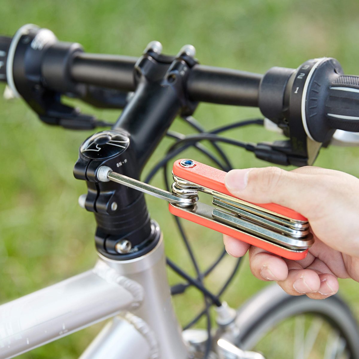 AmazonBasics Multipurpose Cycle Tool Kit with Bottle Holder