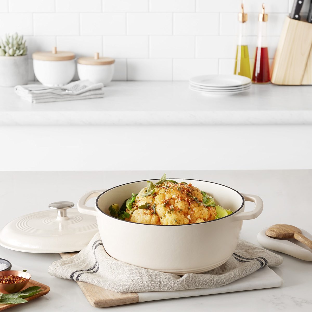 AmazonBasics Enameled Cast Iron Dutch Oven - 4.5-Quart, White