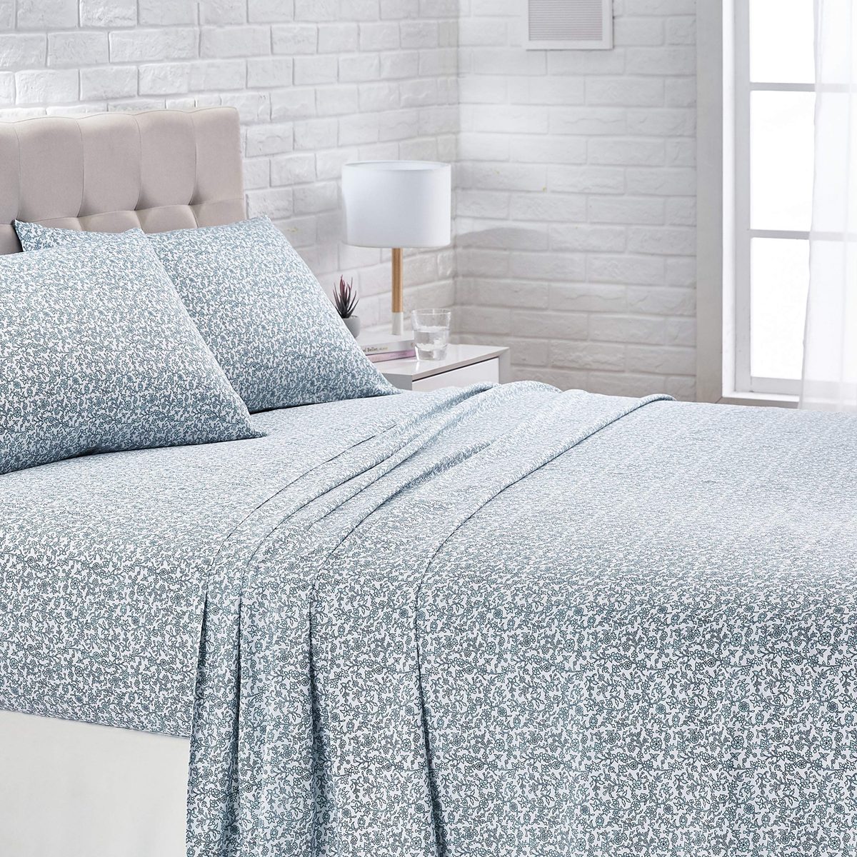 AmazonBasics Super-Soft Cotton Bed Sheet Set - Cal King, Aqua Scroll