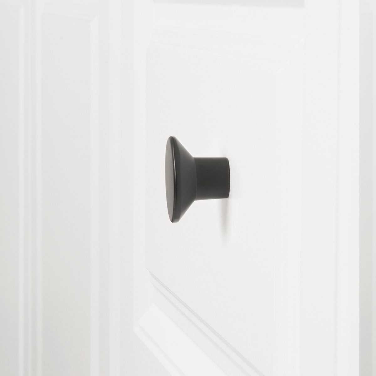AmazonBasics - Flat Round Drawer Knob - 3.66 cm Diameter, AB1400-FB-10