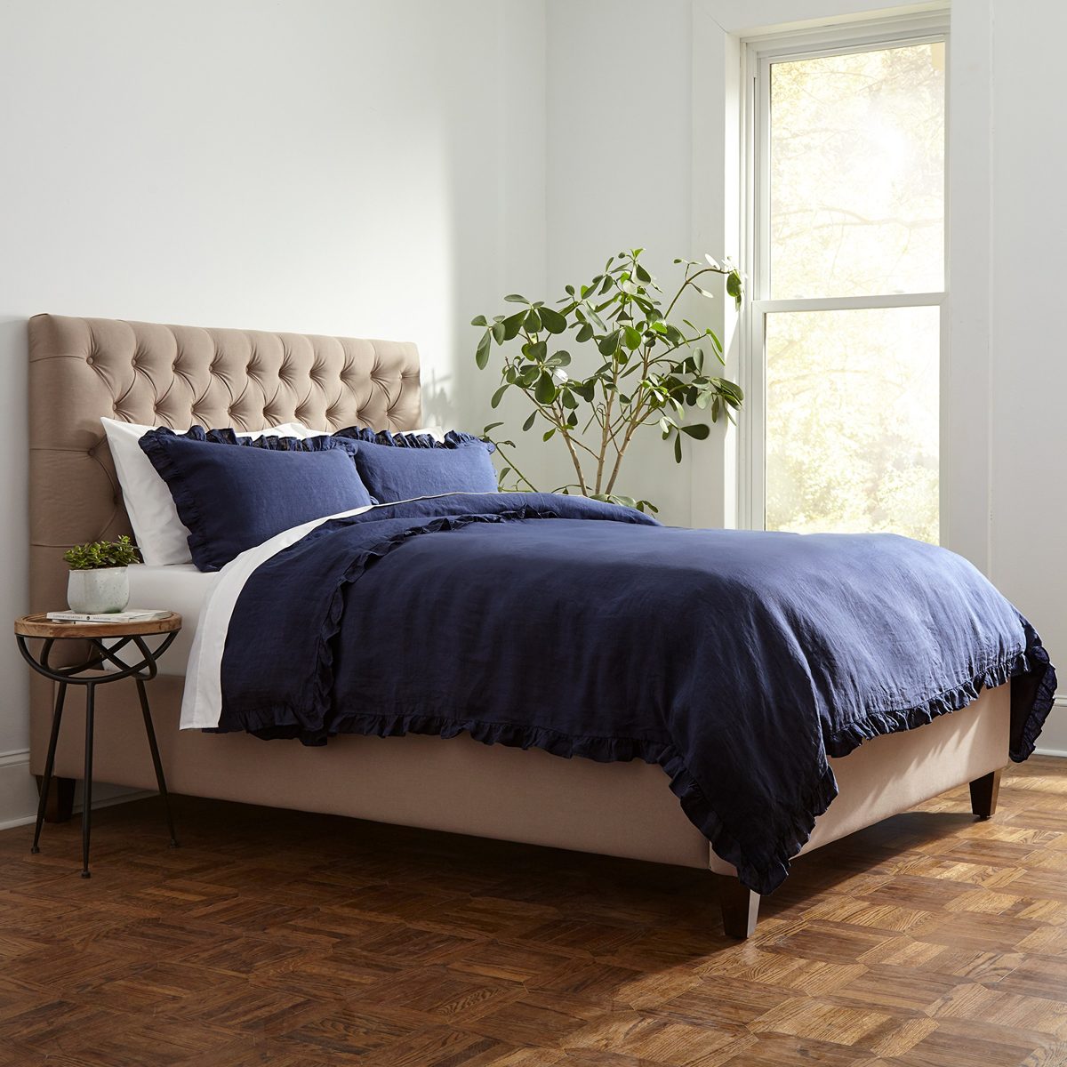 Amazon Brand – Stone & Beam Prudence Tufted King Bed, 84"W, Spinnsol Iron