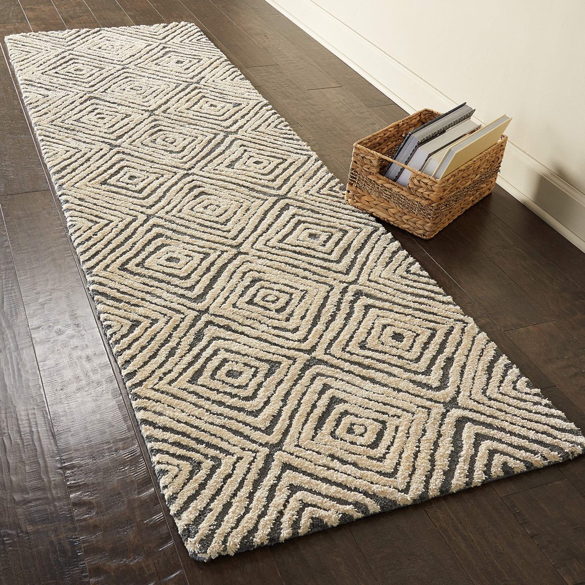 Amazon Brand – Rivet Contemporary Diamond Patterned Area Rug, 5'9" x 3'9", Grey Ivory