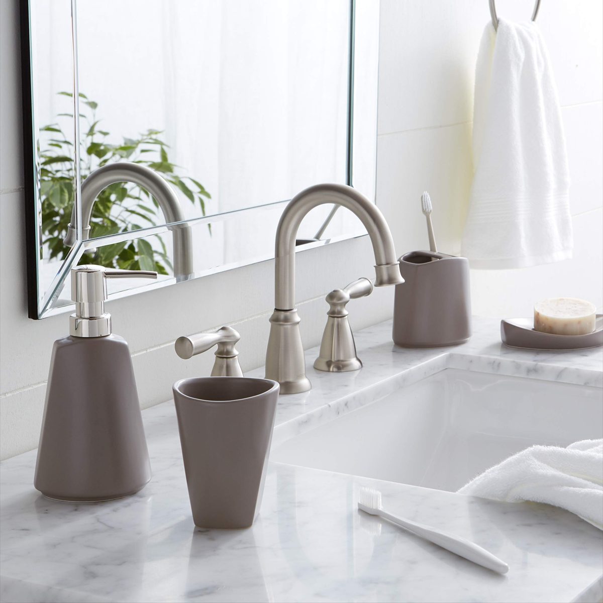 AmazonBasics 4-Piece Ceramic Bathroom Accessory Set - Grey
