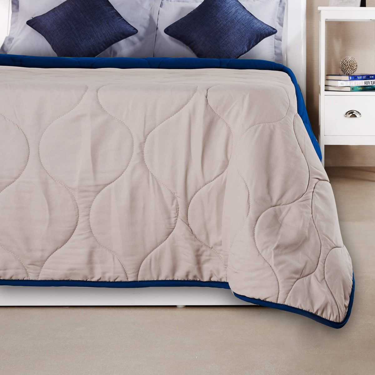 Amazon Brand - Solimo Microfibre Reversible Quilt Blanket, Double, 120 GSM, Sandy Beige and Deep Teal