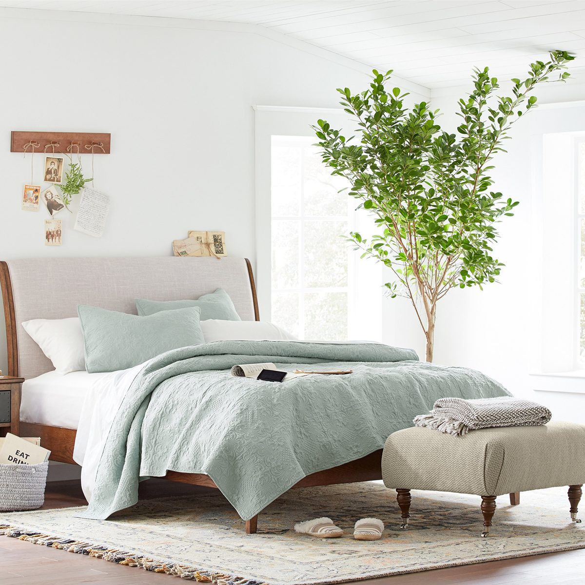 Amazon Brand – Stone & Beam Newport Arced Headboard Queen Bed, 63"W, Oak